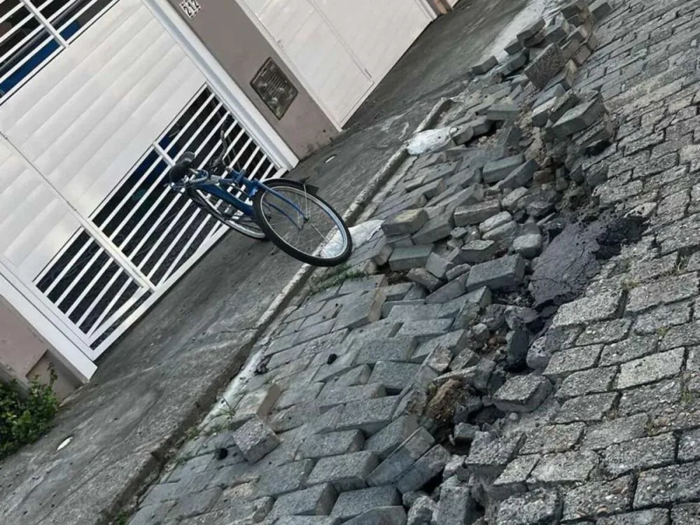 Buraco na Rua Alferes Júlio Sametzki volta a abrir e causa transtornos em Blumenau