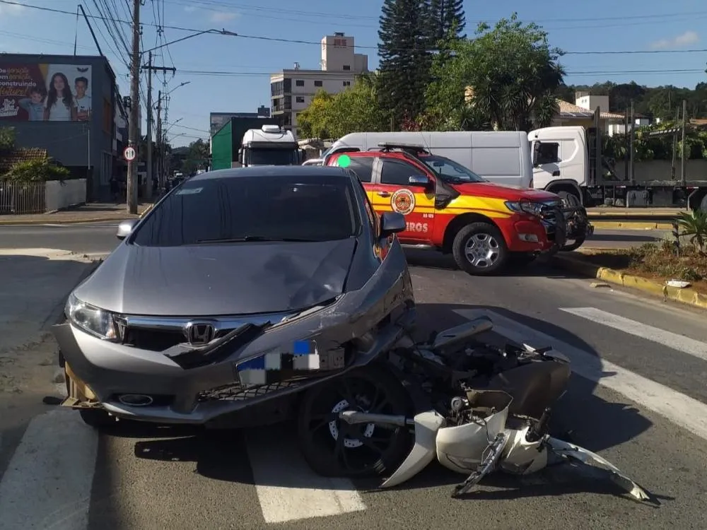 Acidente entre carro e moto deixa mulher ferida em Rio do Sul