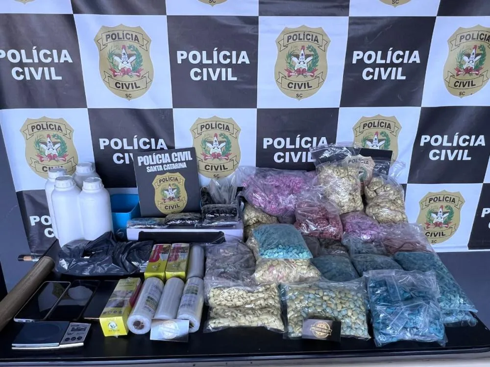 Polícia Civil prende casal em Blumenau e apreende mais de 31 mil comprimidos de ecstasy