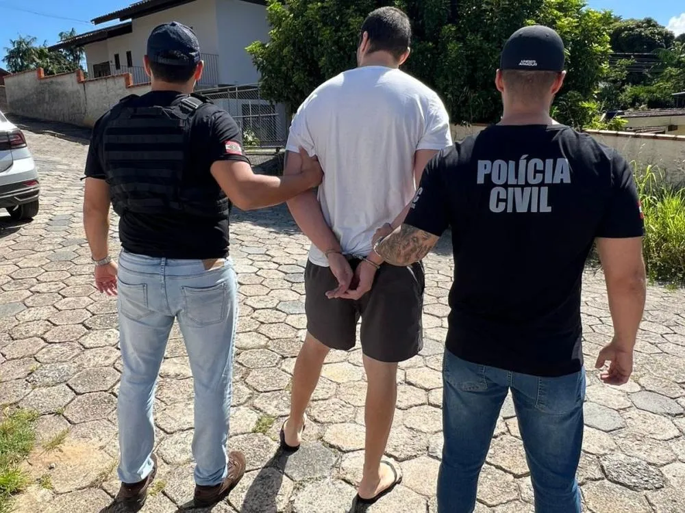 Polícia Civil prende homem condenado por tráfico que estava foragido desde 2023 em Blumenau