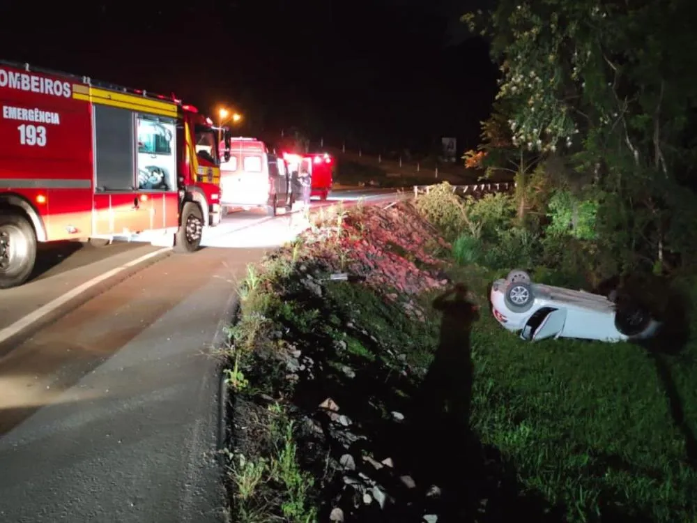 Saída de pista seguida de capotamento deixa dois feridos na BR-470, no Alto Vale