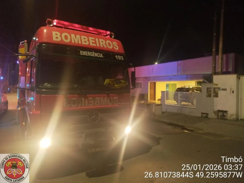 Incêndio atinge residência no bairro Nações durante a madrugada em Timbó