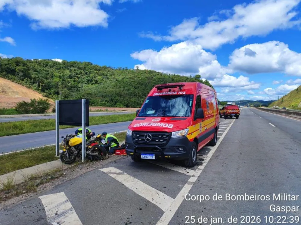 Motociclista fica ferido após bater contra placa de trânsito na BR-470, em Gaspar