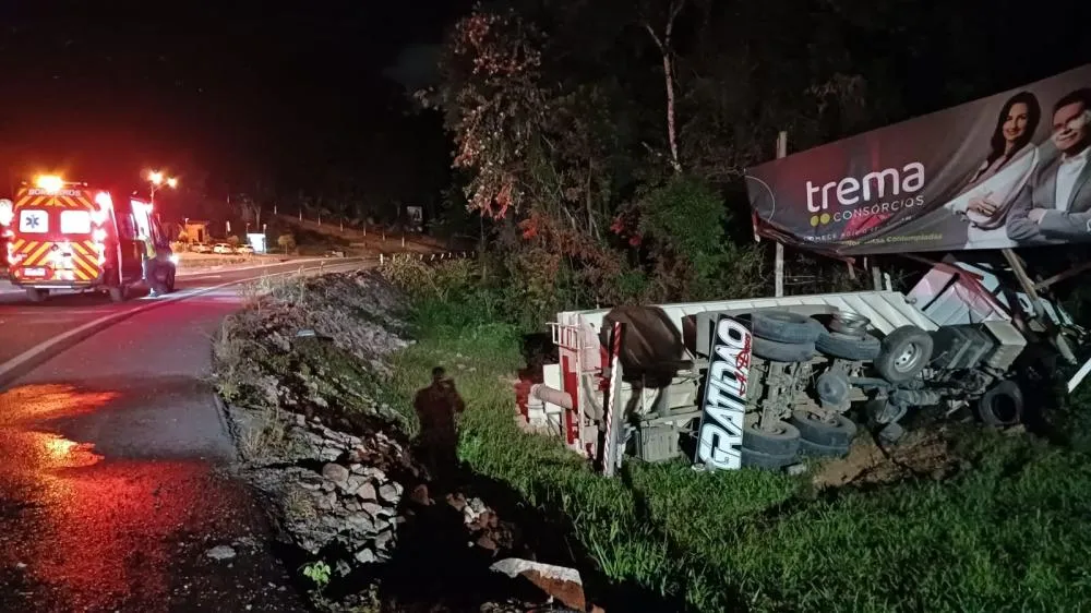 Caminhão sai da pista na BR-470, em Agronômica, e motorista tem ferimentos leves