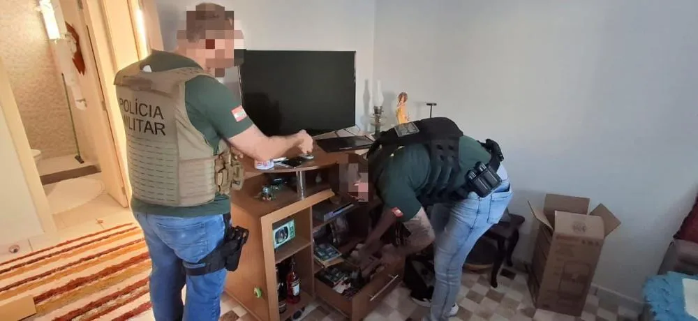 CyberGaeco realiza busca e apreensão no Médio Vale do Itajaí em investigação de crimes sexuais contra crianças