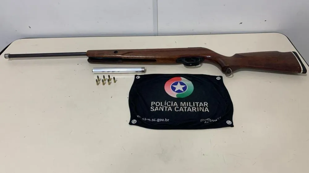 Mulher é presa por porte ilegal de arma durante busca por foragido no Vale do Itajaí