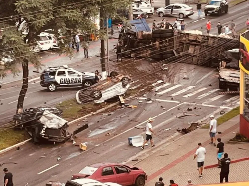 Vídeo: Carreta desgovernada provoca acidente com vários veículos e deixa mortos em Chapecó