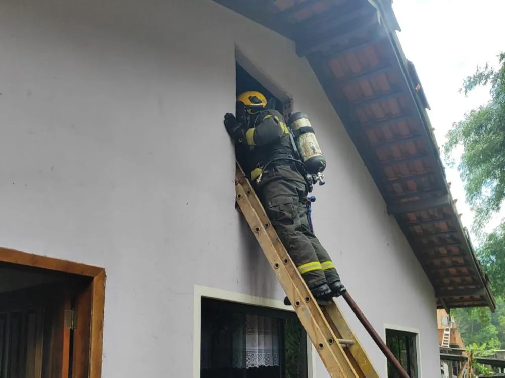 Incêndio é controlado em residência no bairro Bateias, em Gaspar
