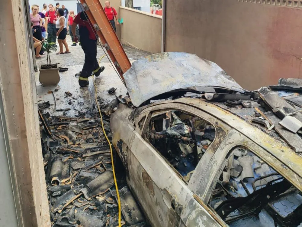 Carro pega fogo em garagem e chamas se alastram para casa em Gaspar