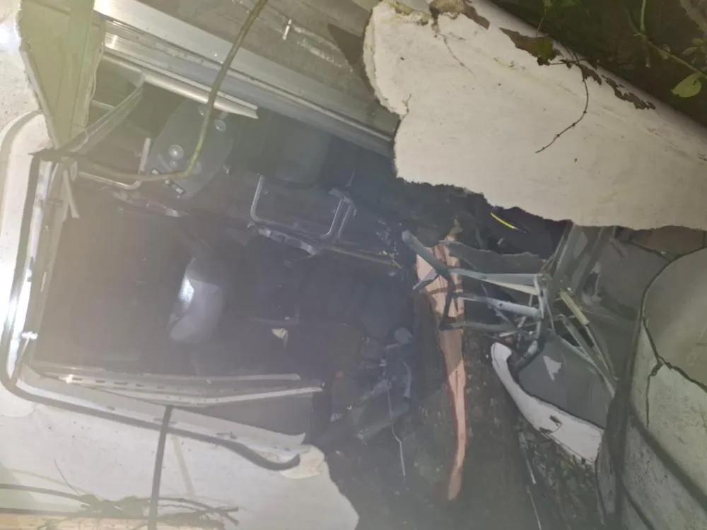 Ônibus sai da pista e cai em ribanceira na BR-470 em Agronômica; três pessoas morrem