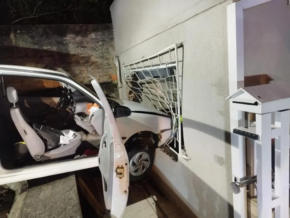 Carro invade casa e deixa mulher ferida em Rio do Sul; motorista fugiu do local