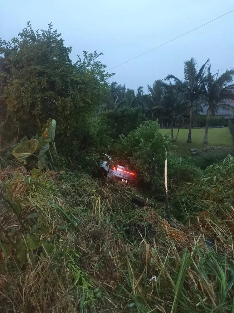 Motorista perde o controle do carro e sai da pista na serra entre Pomerode e Jaraguá do Sul