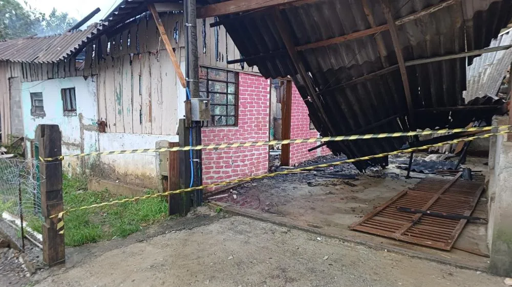 Incêndio atinge casa no Alto Vale do Itajaí durante a madrugada; ninguém ficou ferido