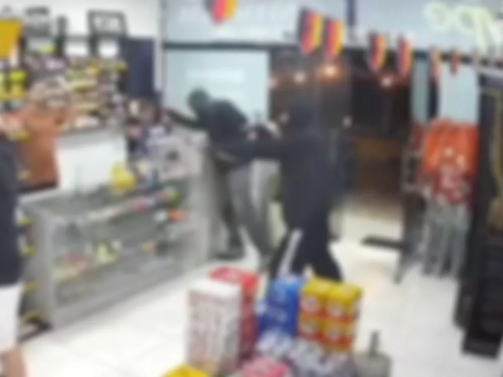 Vídeo mostra assalto a estabelecimento em Blumenau; carro usado na fuga foi recuperado pela polícia