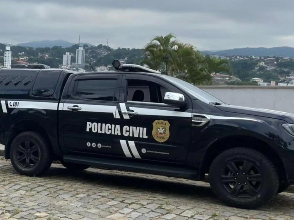 Operação em Blumenau mira casal suspeito de golpe de R$ 1,2 milhão no setor madeireiro