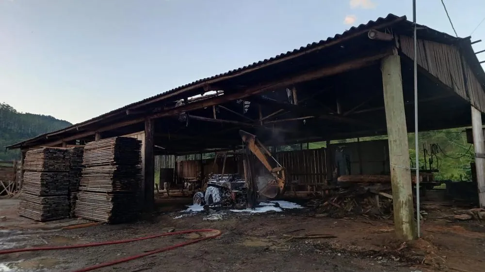 Incêndio atinge madeireira no Alto Vale e mobiliza Corpo de Bombeiros