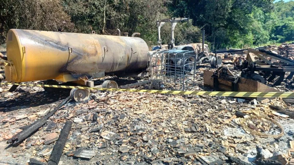 Incêndio destrói galpão na manhã deste sábado em Salete, no Alto Vale