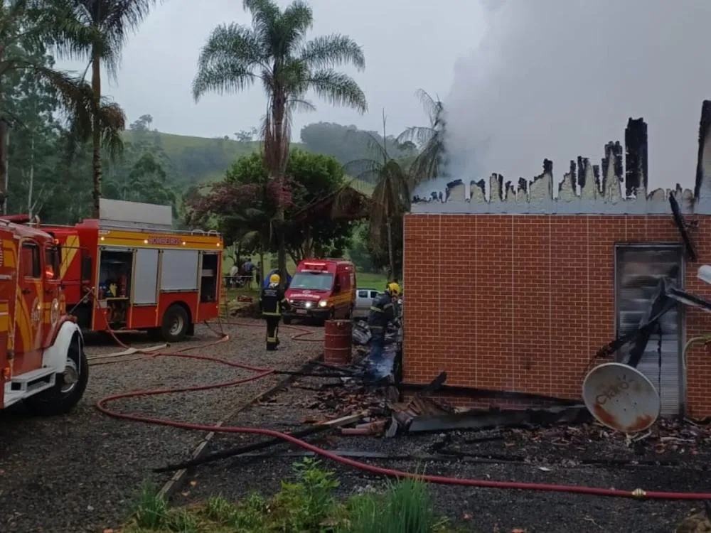 Incêndio criminoso deixa duas casas destruídas no Alto Vale do Itajaí; morador foi rendido e agredido