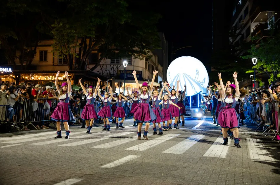 Oktoberfest Blumenau abre concurso para selecionar nova atração dos desfiles de 2026