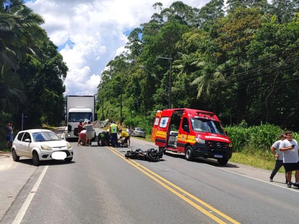 Motociclista fica ferido após acidente na Rodovia Ivo Silveira, em Brusque