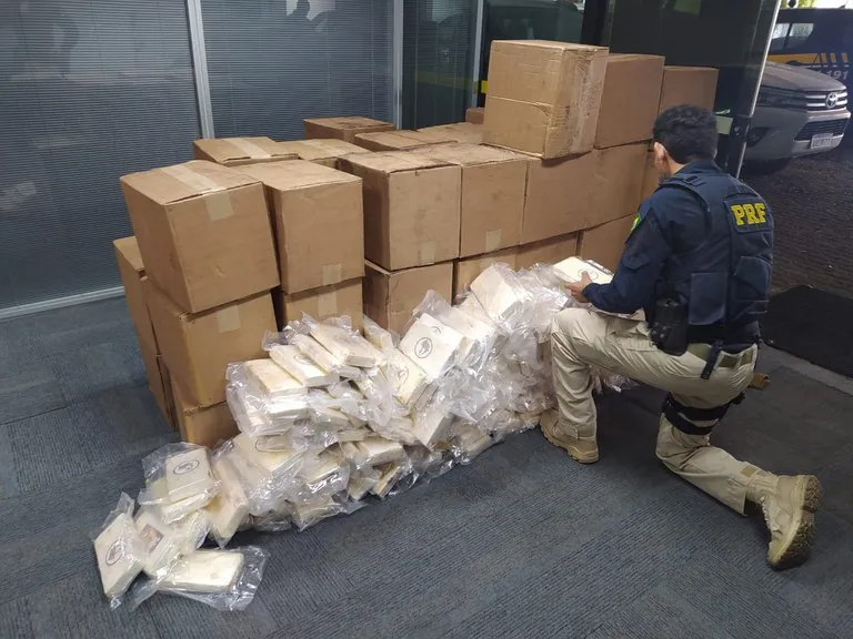 Polícia prende suspeitos de organizar logística de 1,3 tonelada de cocaína apreendida na BR-101 em SC 