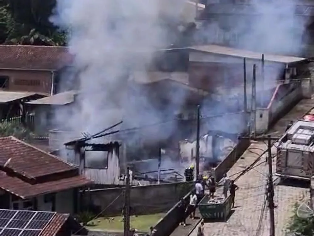 Vídeo: Incêndio destrói casa no bairro Fortaleza, em Blumenau