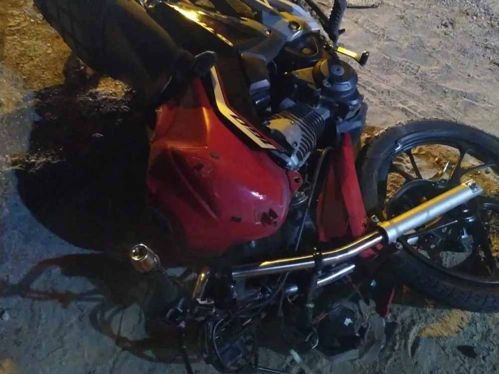 Batida entre carro e moto durante a madrugada deixa jovens feridos em Brusque
