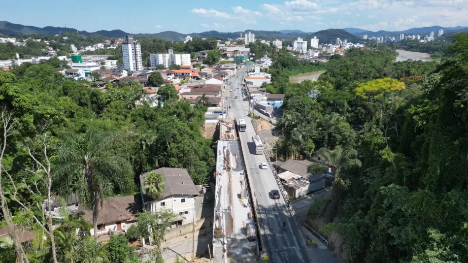 Obras na Ponte Santa Catarina interditam totalmente trecho da rua 2 de Setembro em Blumenau; veja desvios