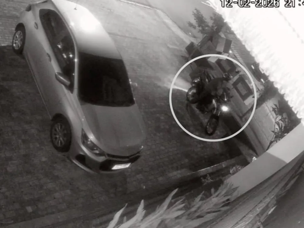Câmeras de segurança registram furto de motocicleta no bairro Ponta Aguda, em Blumenau