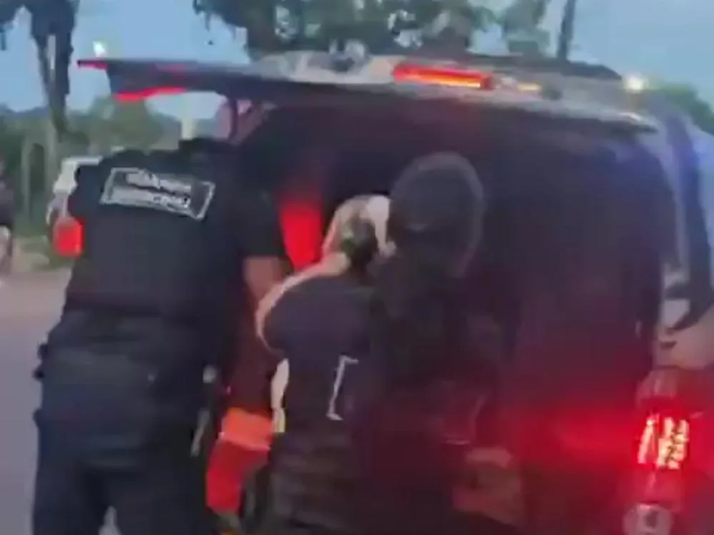 Jovem é preso e adolescentes são apreendidos suspeitos de jogar cachorro de prédio em Itajaí