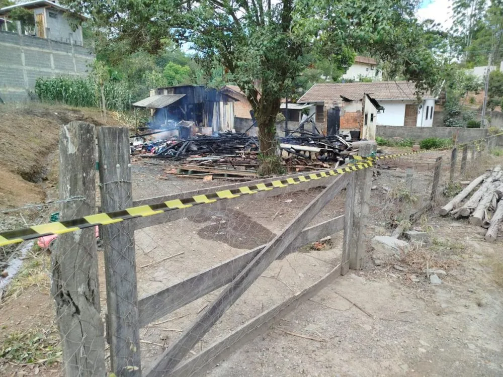 Incêndio destrói completamente casa de madeira no Alto Vale