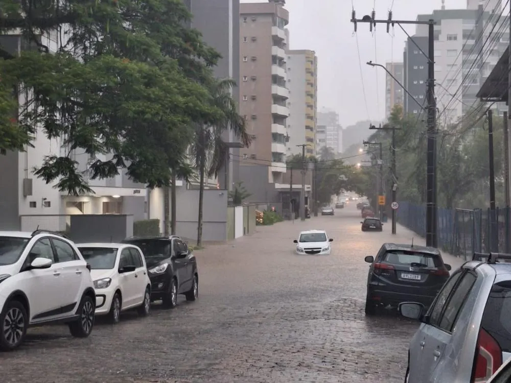 Chuva chega com força no Vale do Itajaí nesta sexta-feira