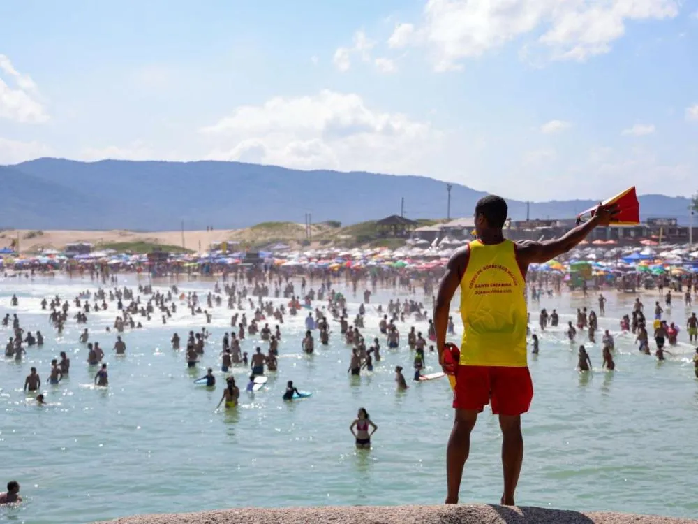 Operação Estação Verão registra janeiro sem resgates em 46 praias de SC