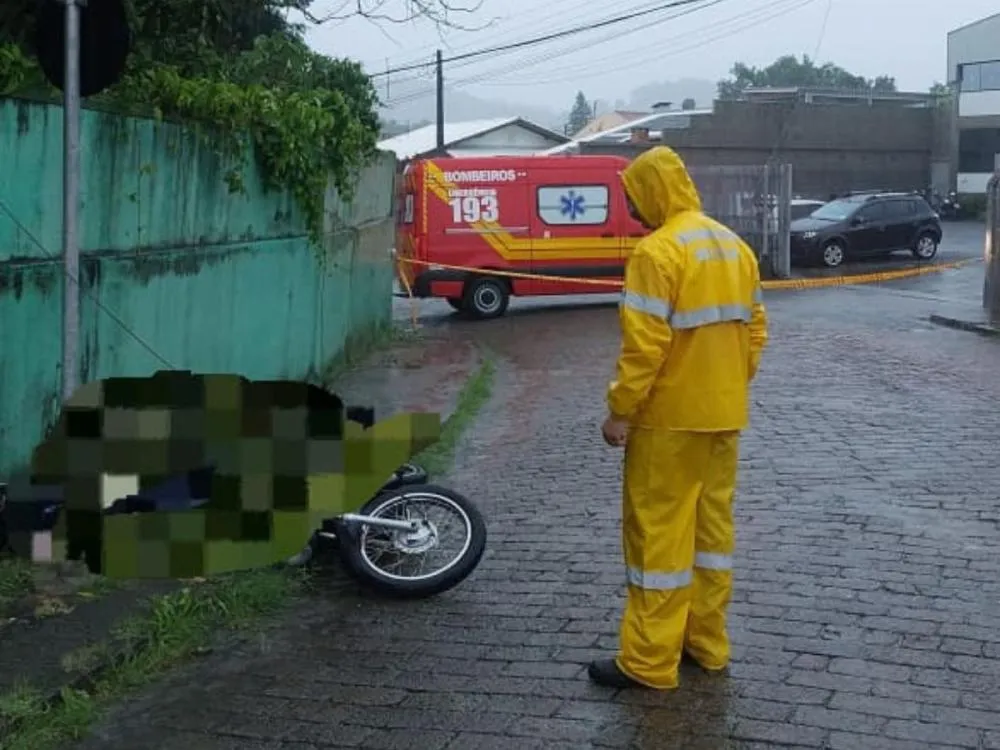 Jovem de 18 anos morre após atingir moto em cabo de energia caído em Blumenau