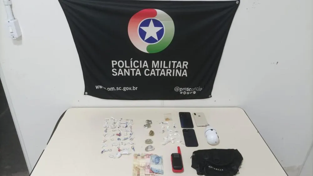PM prende jovem e apreende dois adolescentes por tráfico no bairro Fidélis, em Blumenau