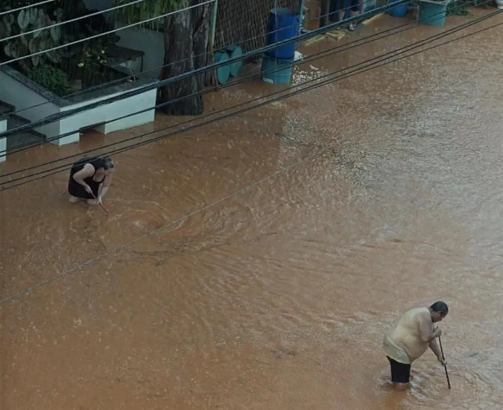 Vídeo: Fortes chuvas provocam alagamentos em diversas ruas de Blumenau