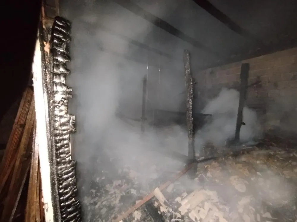 Bombeiros combatem incêndio em estufa de fumo no Alto Vale do Itajaí; veja fotos