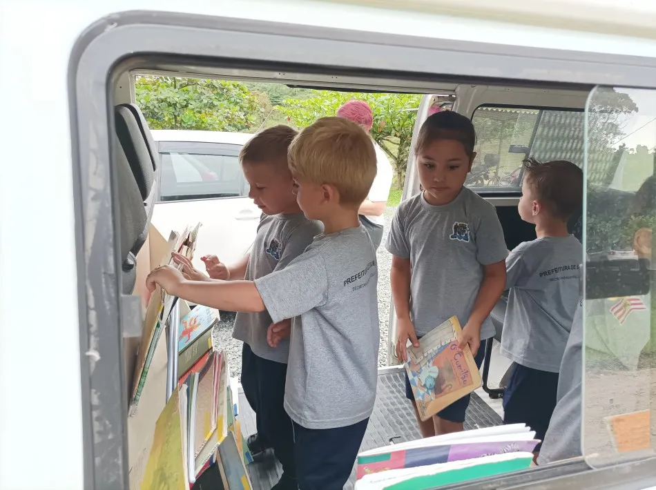 'Biblioteca Ambulante' retoma roteiro por escolas de Blumenau