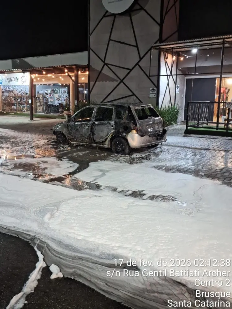 Veículo é destruído por incêndio em frente ao Pavilhão da Fenarreco, em Brusque