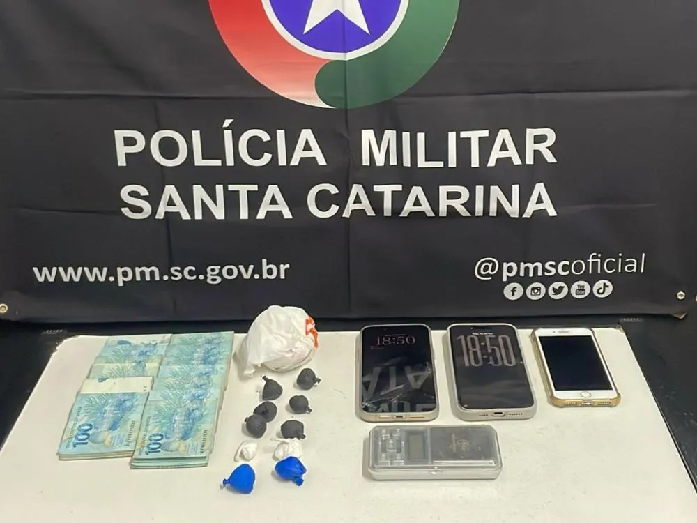 Homem é preso por tráfico de drogas após ser flagrado com cocaína em Brusque; R$ 13 mil também foram apreendidos