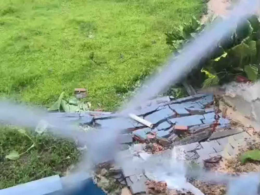 Após ceder com a chuva, muro de escola recém-reformada no bairro Água Verde passará por manutenção, afirma prefeitura