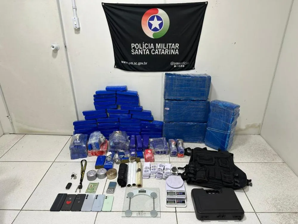 Polícia Militar apreende 125 kg de maconha e prende três jovens no bairro Salto Norte, em Blumenau