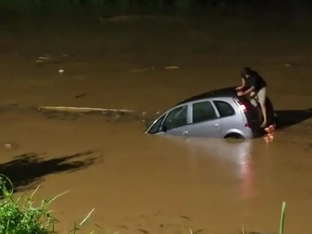 Vídeo: Carro cai no Rio Itajaí-Mirim após sair da pista em Brusque; motorista consegue escapar pelo porta-malas