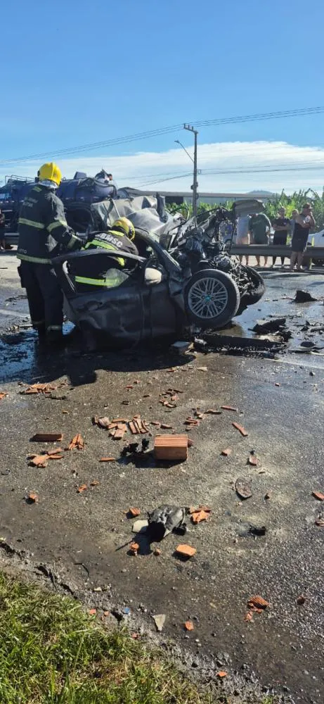Acidente grave em Itajaí bloqueia a BR-101 nesta quarta-feira