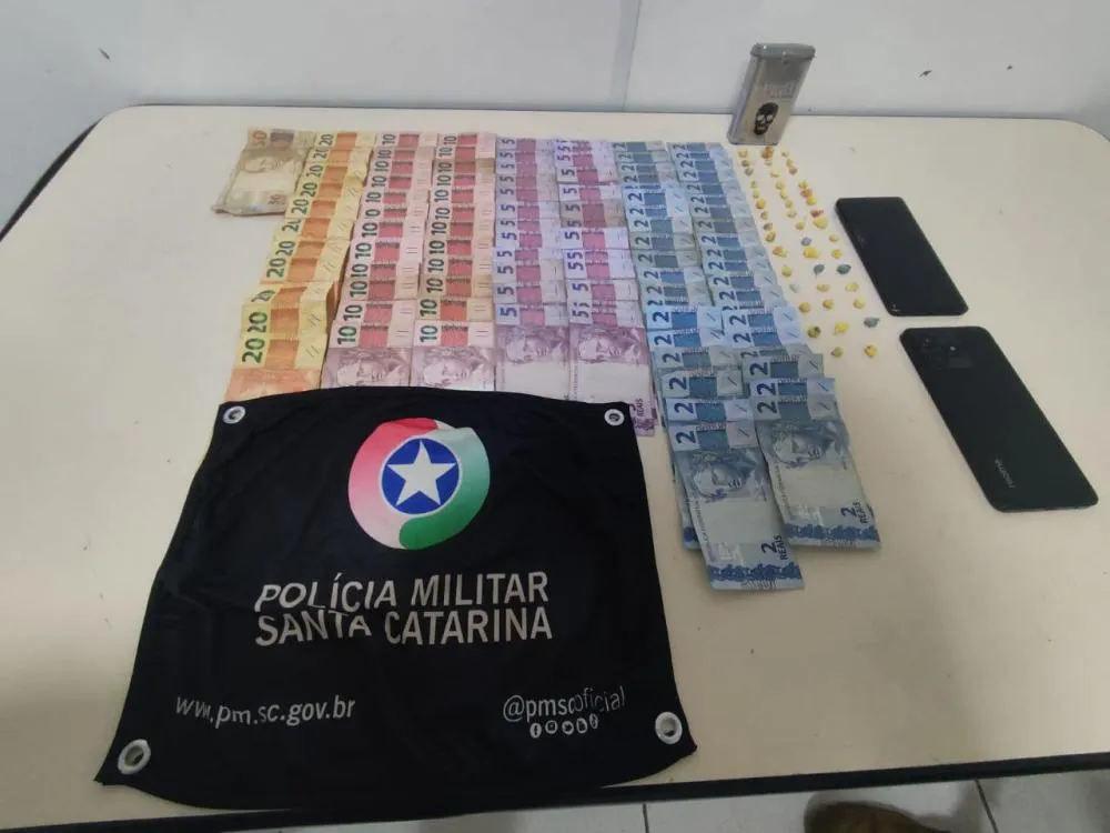 PM prende dois homens e apreende pedras de crack escondidas em lata de balas em Gaspar