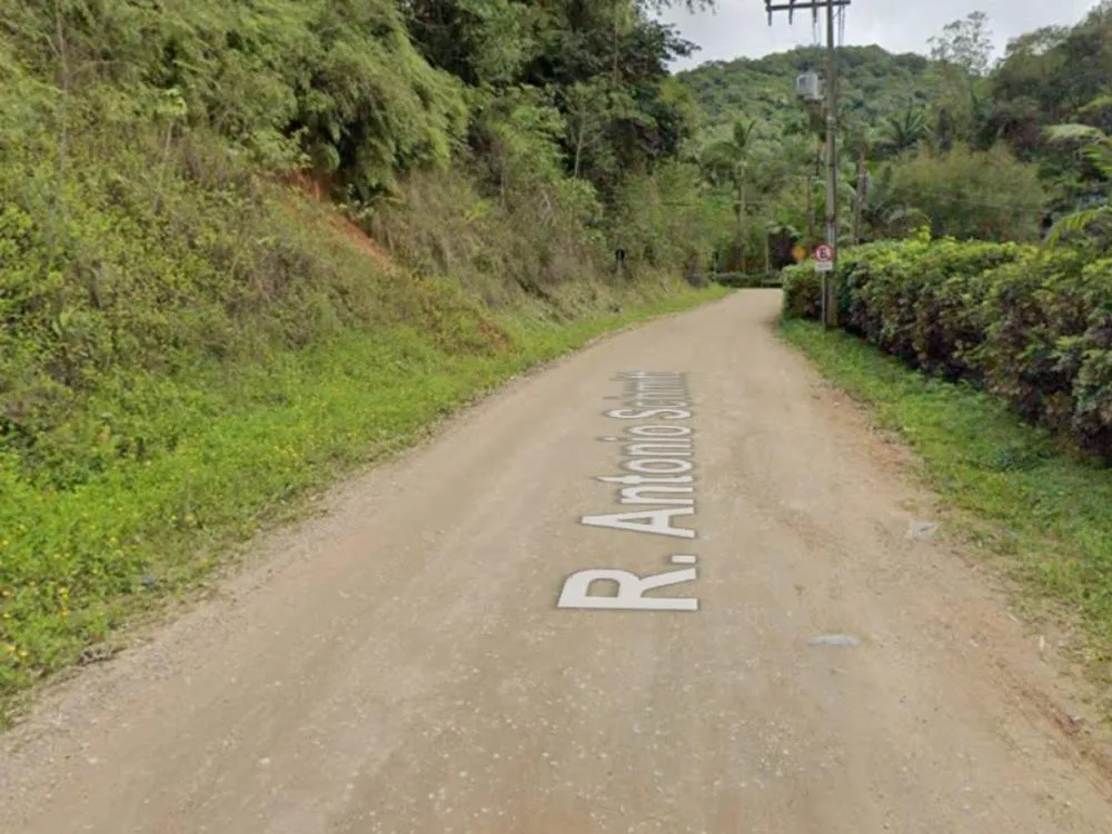 Rompimento de tubulação interdita rua nas proximidades da Cascata Carolina, em Gaspar