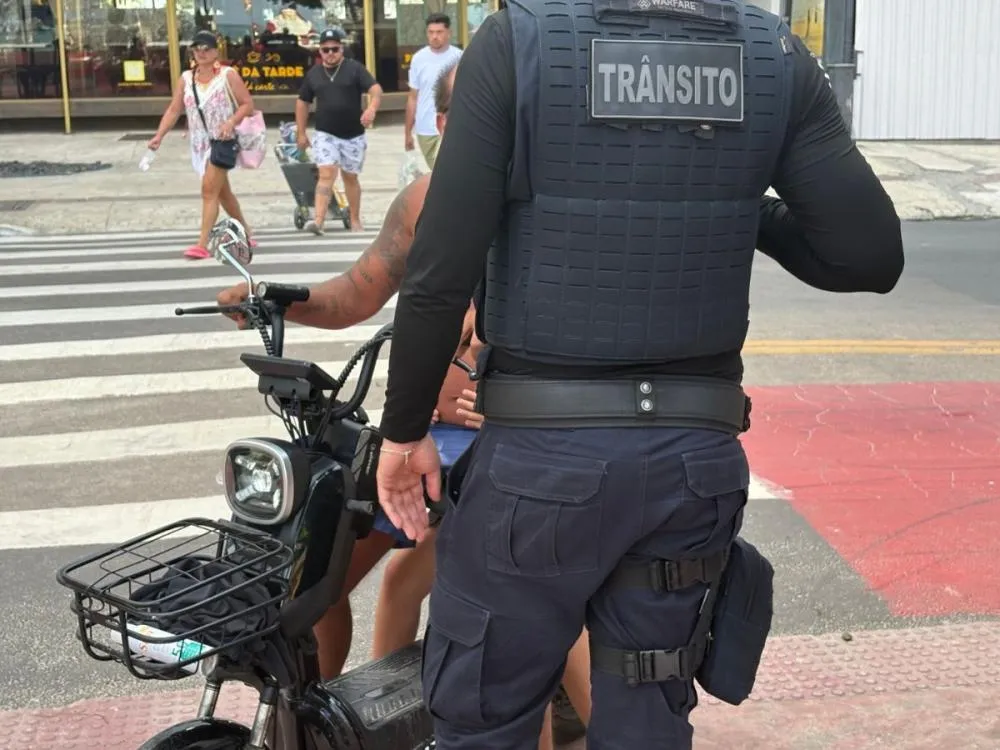 Fiscalização e educação reforçam segurança de ciclomotores e bicicletas elétricas em Balneário Camboriú