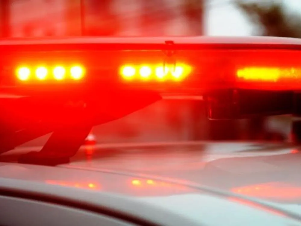 Homem tem perna quebrada após ser agredido e ter celular roubado no Centro de Blumenau