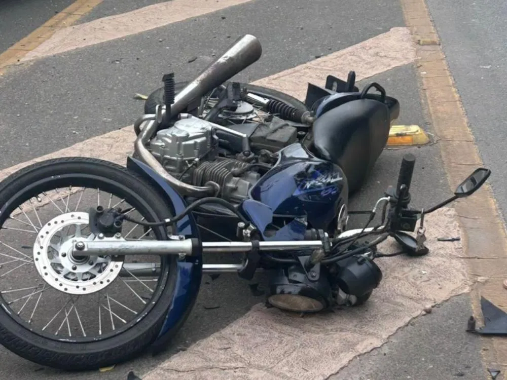 Batida entre carro e moto deixa dois feridos no Centro de Ilhota