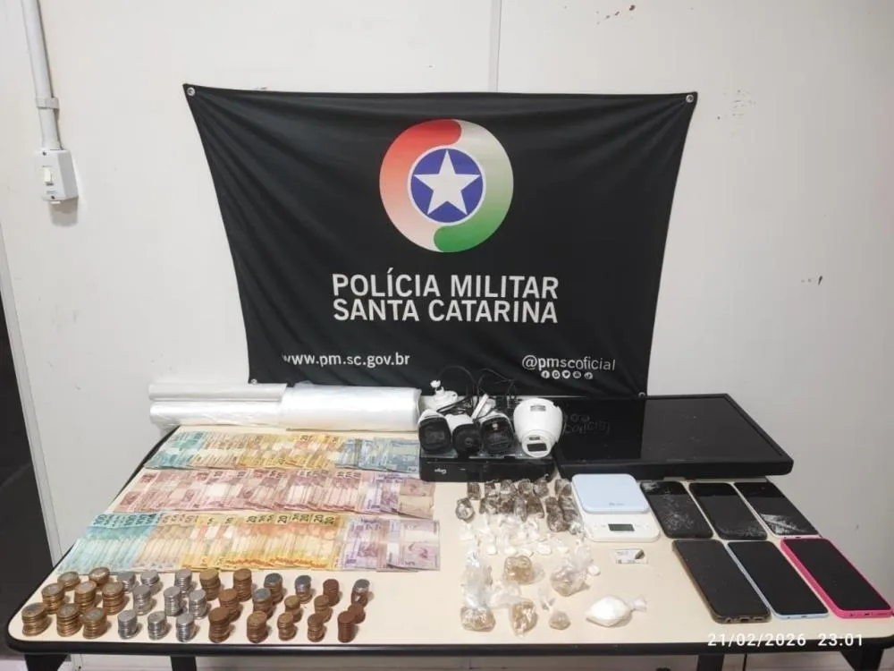 Mulheres são presas por tráfico de drogas no bairro Garcia, em Blumenau; mais de R$ 3 mil foram apreendidos